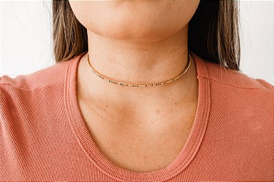Colar choker cravejado com zircônias coloridas banhado a ouro 18k