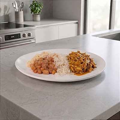 Caseirinho Suíno: Lombo Desfiado com Arroz Branco, Feijão Carioca e Farofa de Cebola | 300g