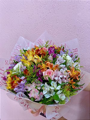 Buque misto de astromelia com rosas