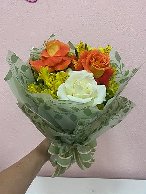 Buque com 2 rosas laranja, 1 branca e astromelia