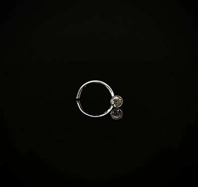 Piercing ponto de luz branca nostril