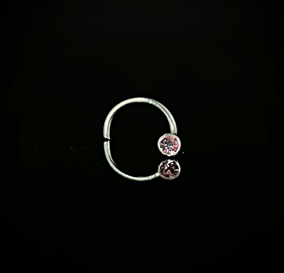 Piercing ponto de luz rosa bebê nostril