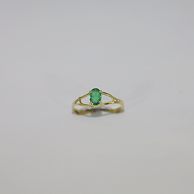 Anel de Esmeralda em Ouro 18k, lapidação oval.