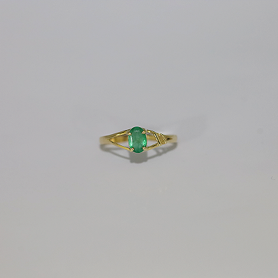 Anel de Esmeralda em Ouro 18k, lapidação oval.