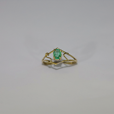 Anel de Esmeralda em Ouro 18k, lapidação oval.