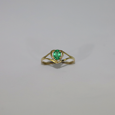 Anel de Esmeralda, lapidação oval, em ouro 18k, com um Diamante.