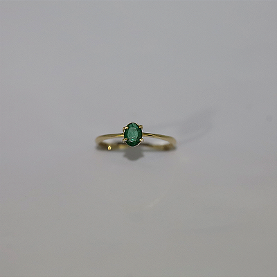 Anel de Esmeralda em Ouro 18k, lapidação oval.