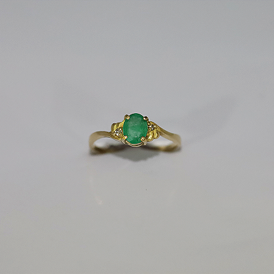 Anel de Esmeralda,  lapidação oval em Ouro 18k, com dois diamantes