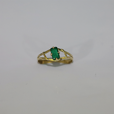 Anel de Esmeralda,  lapidação retangular, em Ouro 18k.