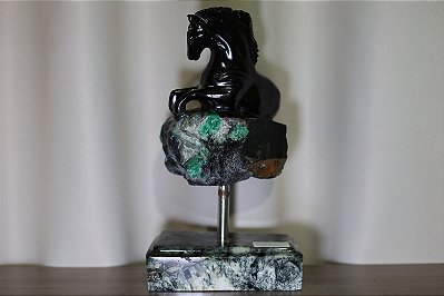 Cavalo em Esmeralda com Base giratoria Altura 29cm 4.3kg