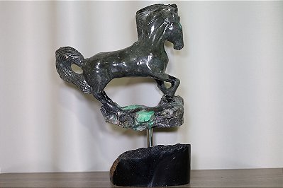 Cavalo com Esmeralda base Giratoria Alt 32cm 4.9kg