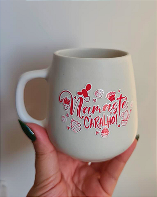 Caneca "Namastê, C4r@lho"