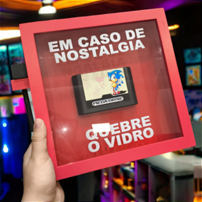 Quadro Decorativo "Em Caso de Nostalgia Quebre o Vidro" com Cartucho Retro – Jogos Clássicos