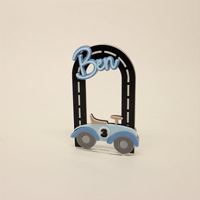 Cenário Pista Com nome e Carro - Little Race - 12cm - 1 unidade