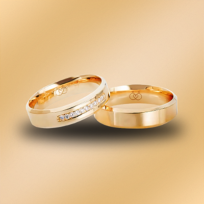 PAR DE ALIANÇAS DE CASAMENTO, OURO 18K, ANATOMICA COM FRISO CRAVEJADA