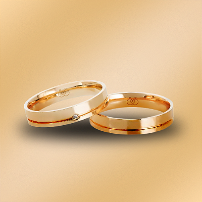 PAR DE ALIANÇAS DE CASAMENTO, OURO 18K, ANATOMICA, 4,0mm, COM FRISO CENTRAL E PONTO DE LUZ