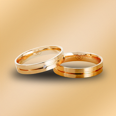 PAR DE ALIANÇAS DE CASAMENTO, OURO 18K, ANATOMICA, 5,0mm,  COM FRISO CENTRAL HORIZONTAL E PONTO DE LUZ