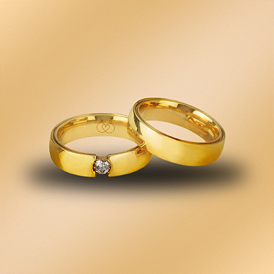 PAR DE ALIANÇAS DE CASAMENTO, OURO 18K, ANATOMICA, 5,0MM, COM FRISOS NAS BORDAS LATERAIS INTERNAS E  PONTO DE LUZ