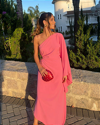 vestido assimétrico manga rosa