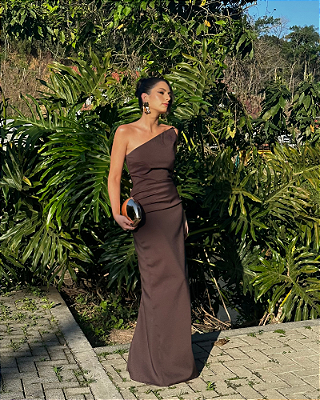 vestido decote assimétrico marrom