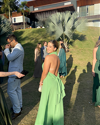 vestido fluido e longo verde