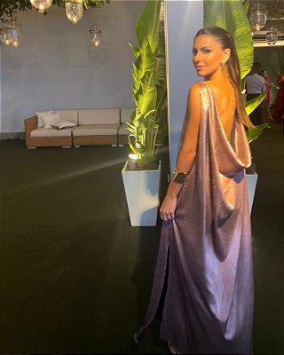 vestido fluido detalhe costas rosa platinado