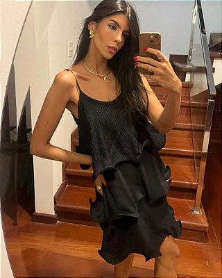 vestido curto camadas estruturadas preto