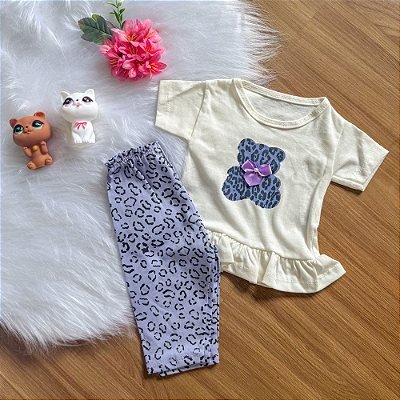 Conjunto Blusa Manga Curta Oncinha Off White e Calça Capri Bebê Lilás tamanho 3 a 6 meses