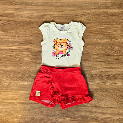 Conjunto Infantil Boca Grande – Blusa Estampada Off White e Shorts Saia Vermelho – Tam 2.