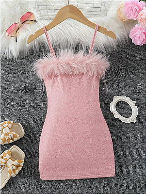 Vestido alça com aparência peluda de verão para menina