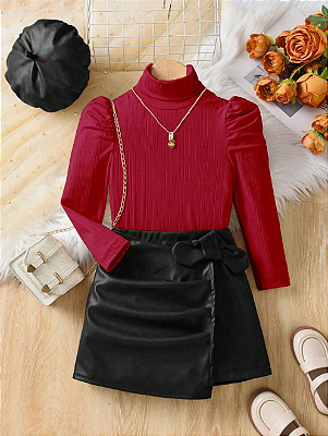Conjunto com manga princesa e saia de couro