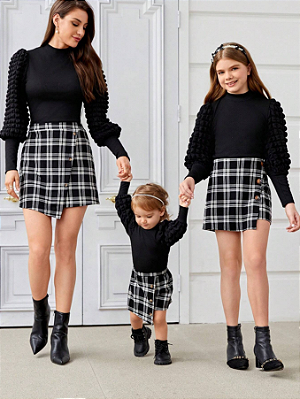 Conjunto de Roupa para Mãe e Filha Composto por Camiseta Preta de Manga Bufante de Manga Longa e Saia Xadrez