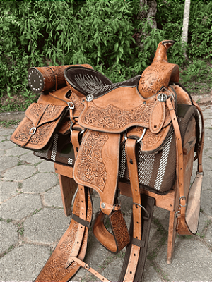 Sela Prova de Laço Half Notch Team Roping Competição com Alforge e Porta-Whisky + Manta QM Imports
