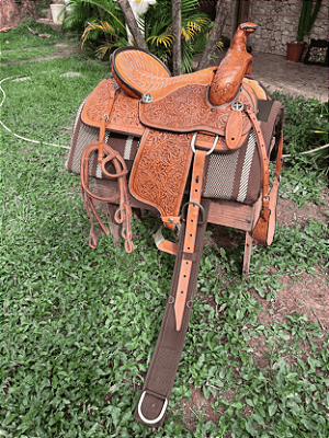 Sela Americana Prova de Tambor All Carved + Manta QM Imports