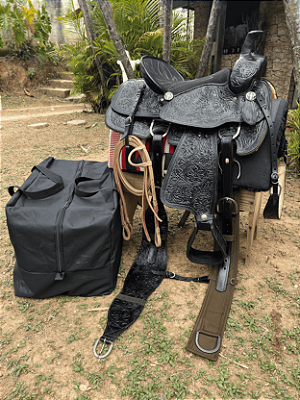 Sela Prova de Laço Team Roping Pro Entalhada Preta + Manta QM Imports