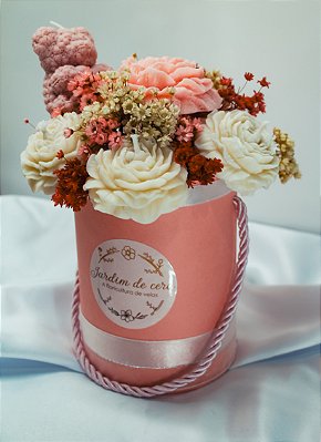 Arranjo de Peônias Brancas e Rosas