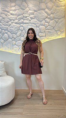 Vestido Curto Marrom com Bojo e Costas Abertas – Detalhe Orgânico na Cintura