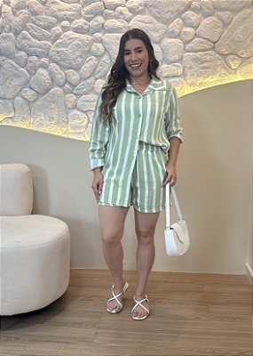 Conjunto em Viscolinho Listrado Verde com Camisa Manga Longa e Short com Elástico