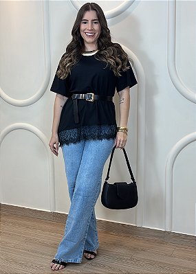 T-Shirt  Preta com Renda Barra Assimetrica  – Conforto e Elegância no Dia a Dia