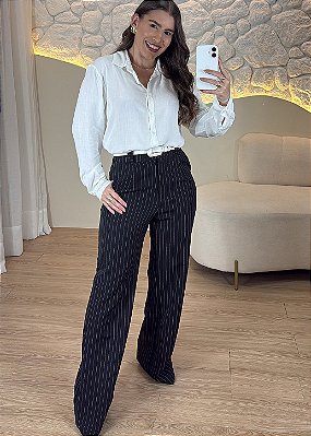 Calça Pantalona Feminina de Alfaiataria Risca de Giz Preta Cintura Alta com Bolsos