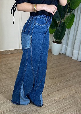 Calça Jeans Wide Leg Recorte e Bolso Lateral