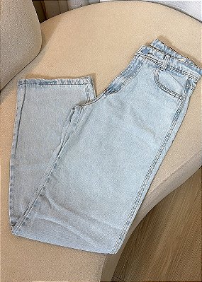 Calça Jeans Modelo Wide Leg Lavagem Clara
