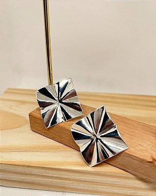 Brinco Quadrado Martelado