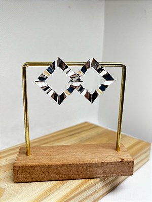 ​​​​​​​Brinco Quadrado Martelado Vazado ✨