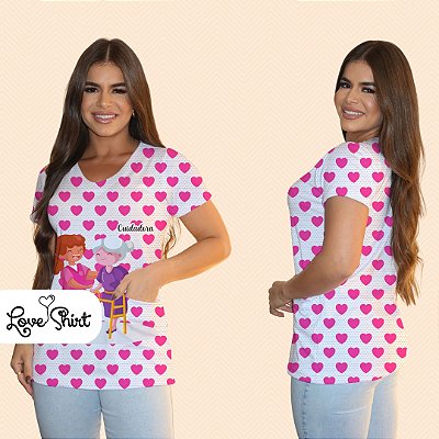 BATA COM BOLSO/SCRUB PROFISSÃO CUIDADORA DE IDOSOS FUNDO CORAÇÃO TOTAL
