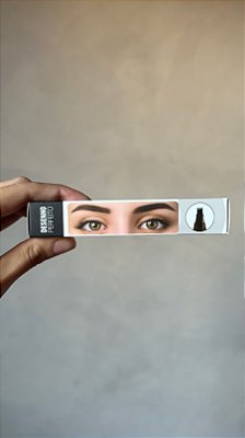 Caneta de sobrancelhas escura