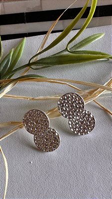 Brinco dois círculos martelado
