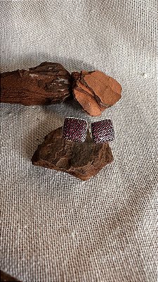 Brinco quadrado cravejado de zircônia