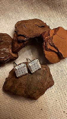 Brinco quadrado cravejado de zircônia - P