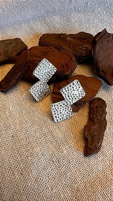 Brinco quadrados martelados